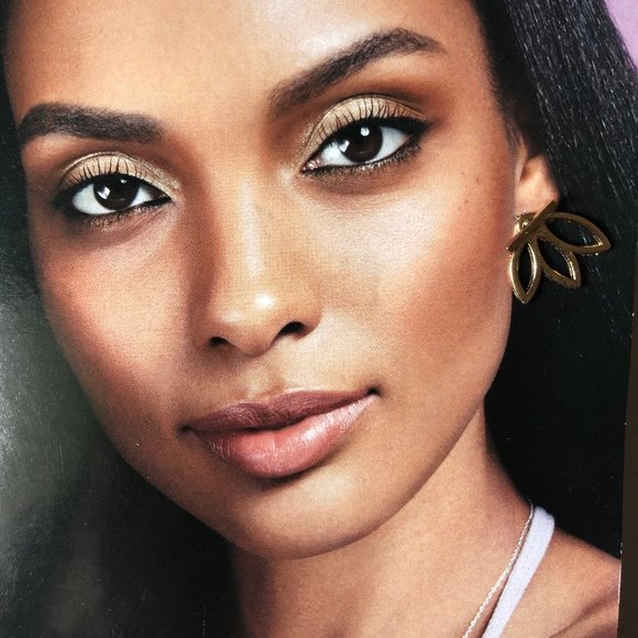 $15 ๐ 2 For $20 Gold Tone Metal Earrings With Leaf Design - Picture 1 of 6